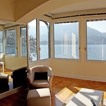 View 9 * Como